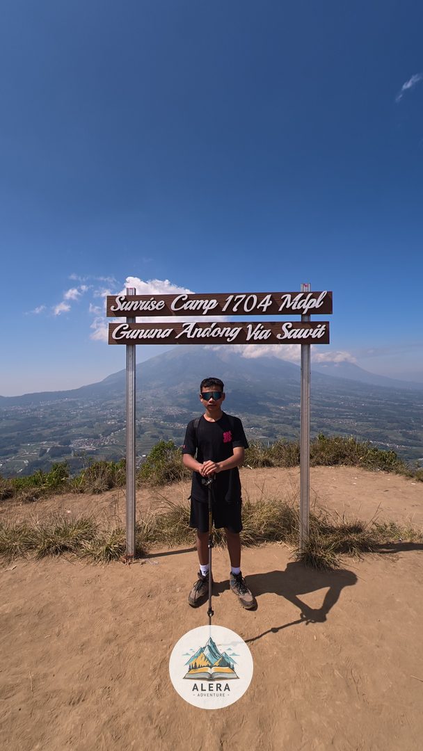Pendaki pemula membawa ransel ringan saat mendaki gunung