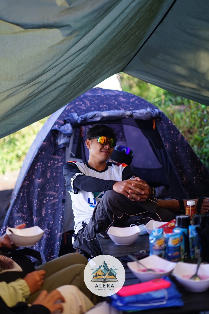 Pemandangan sabana Merbabu via jalur Selo dengan latar Gunung Merapi yang megah