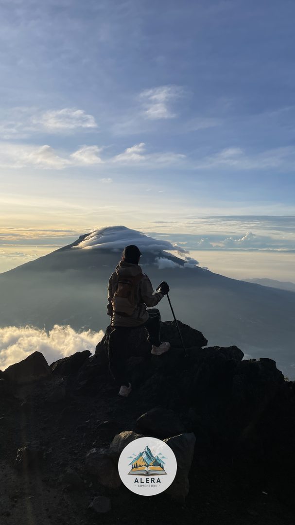 Pendaki melintasi sabana Merbabu jalur Suwanting yang rimbun