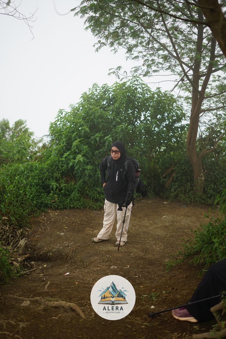 pendaki sedang menunjukkan dokumen simaksi pendakian gunung