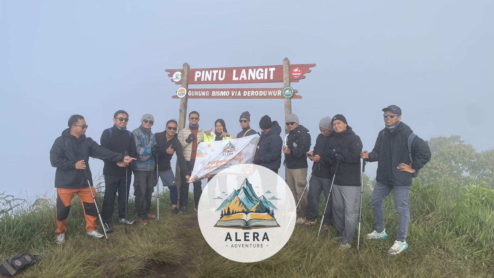 papan informasi biaya dan aturan simaksi pendakian gunung