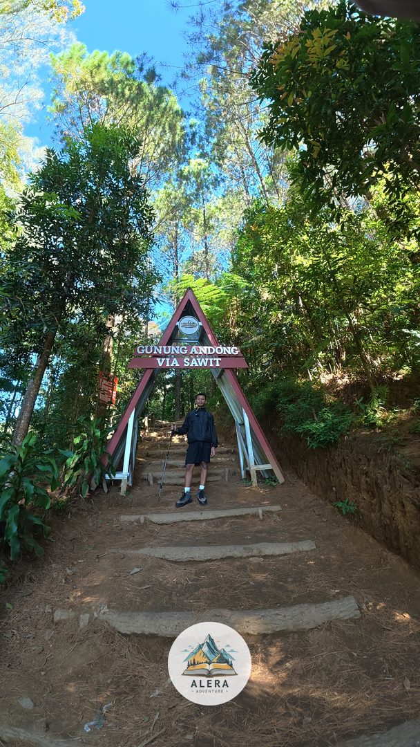 Petugas mengecek prosedur simaksi pendakian gunung