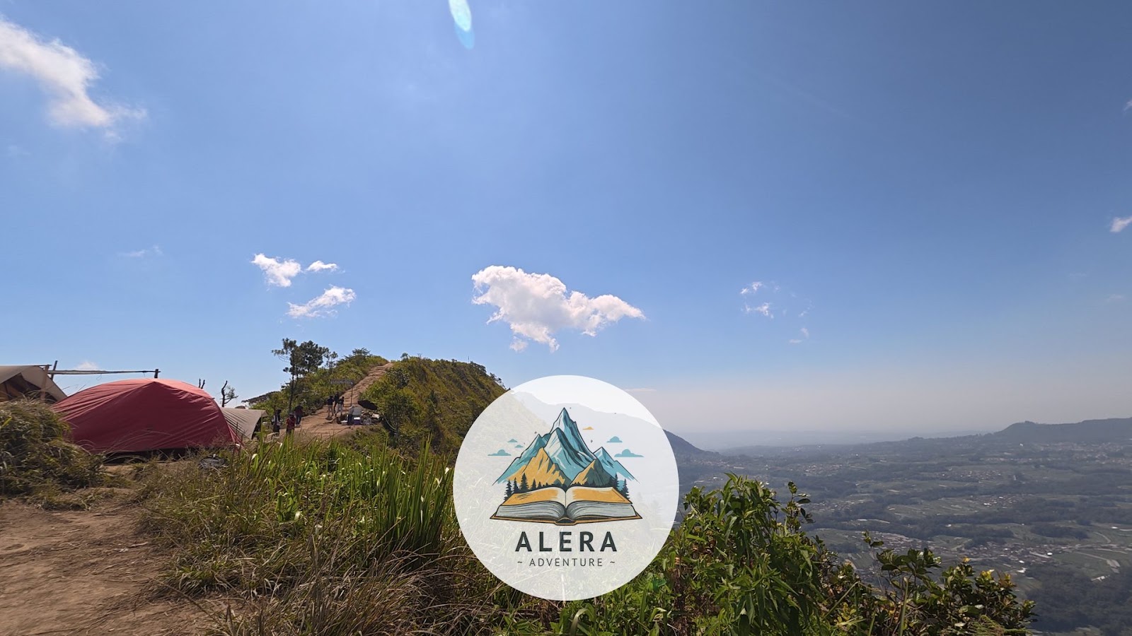 pendaki menikmati pemandangan puncak gunung setelah summit attack