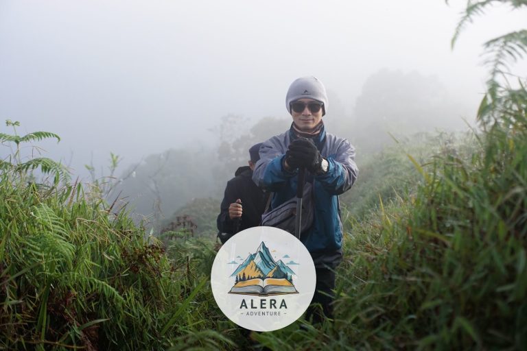 Kelompok pendaki sedang beristirahat sejenak di jalur bonus yang landai setelah melewati tanjakan berat