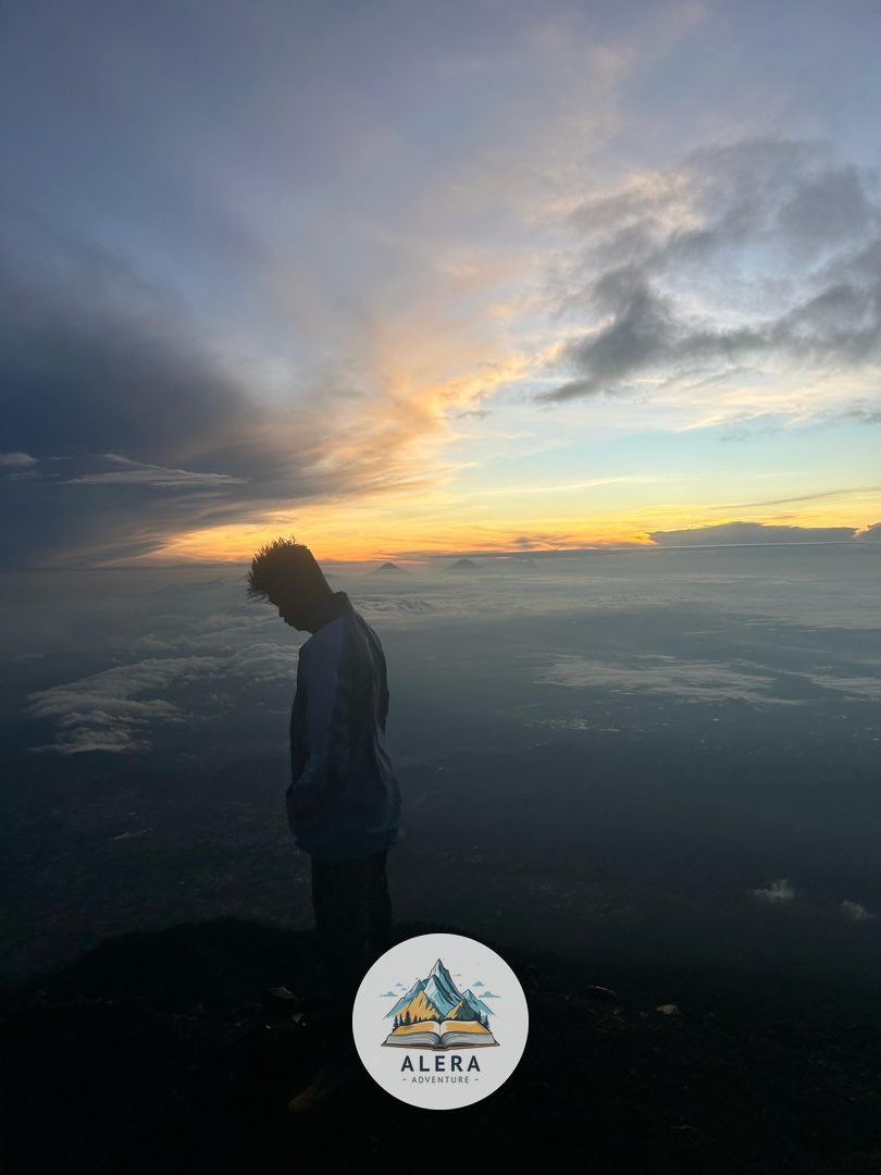Peserta open trip gunung menikmati kebersamaan di jalur pendakian