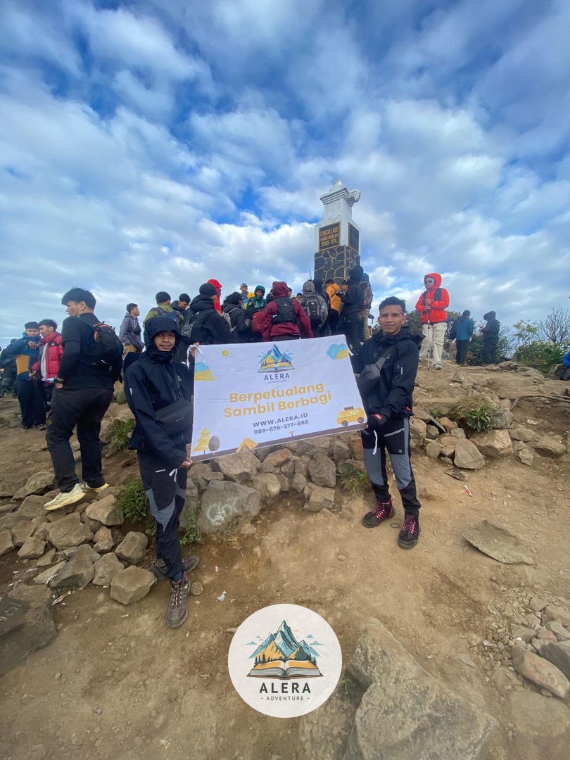 pendaki melakukan pemanasan sebelum mendaki gunung tektok