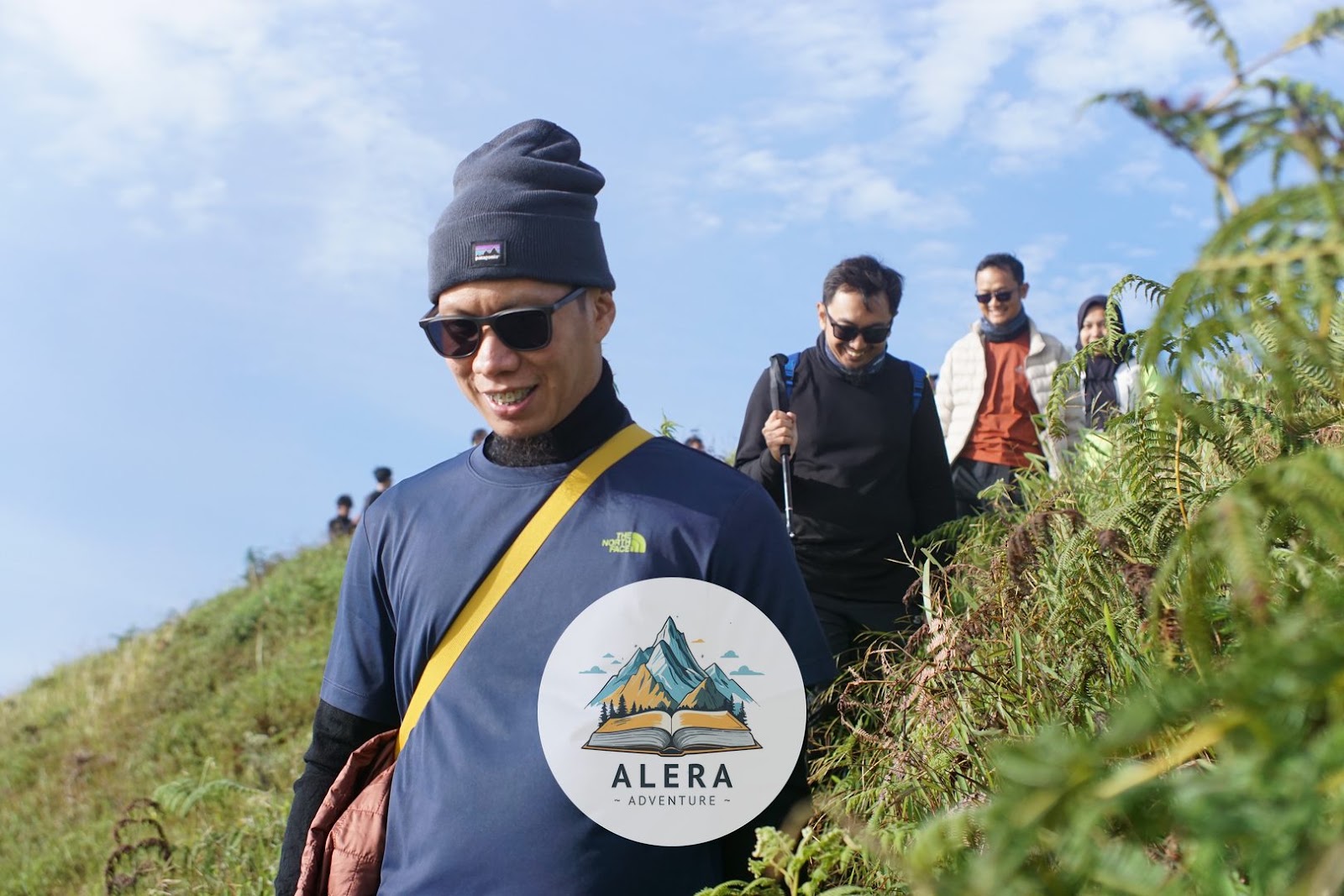 Pendaki mendirikan tenda di pos utama gunung dengan fasilitas lengkap untuk istirahat
