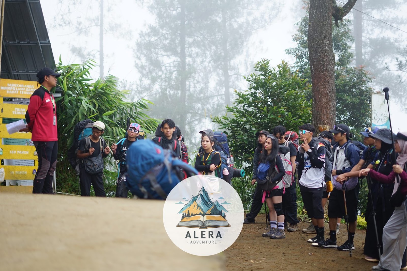 Pendaki beristirahat di jalur pendakian, mencari lokasi aman untuk berhenti sementara
