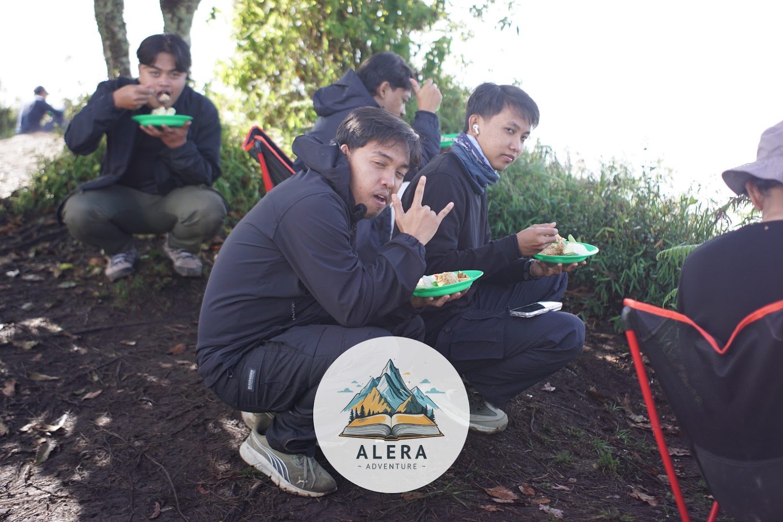 Pendaki bersiap di basecamp gunung dengan perlengkapan lengkap anti-dingin