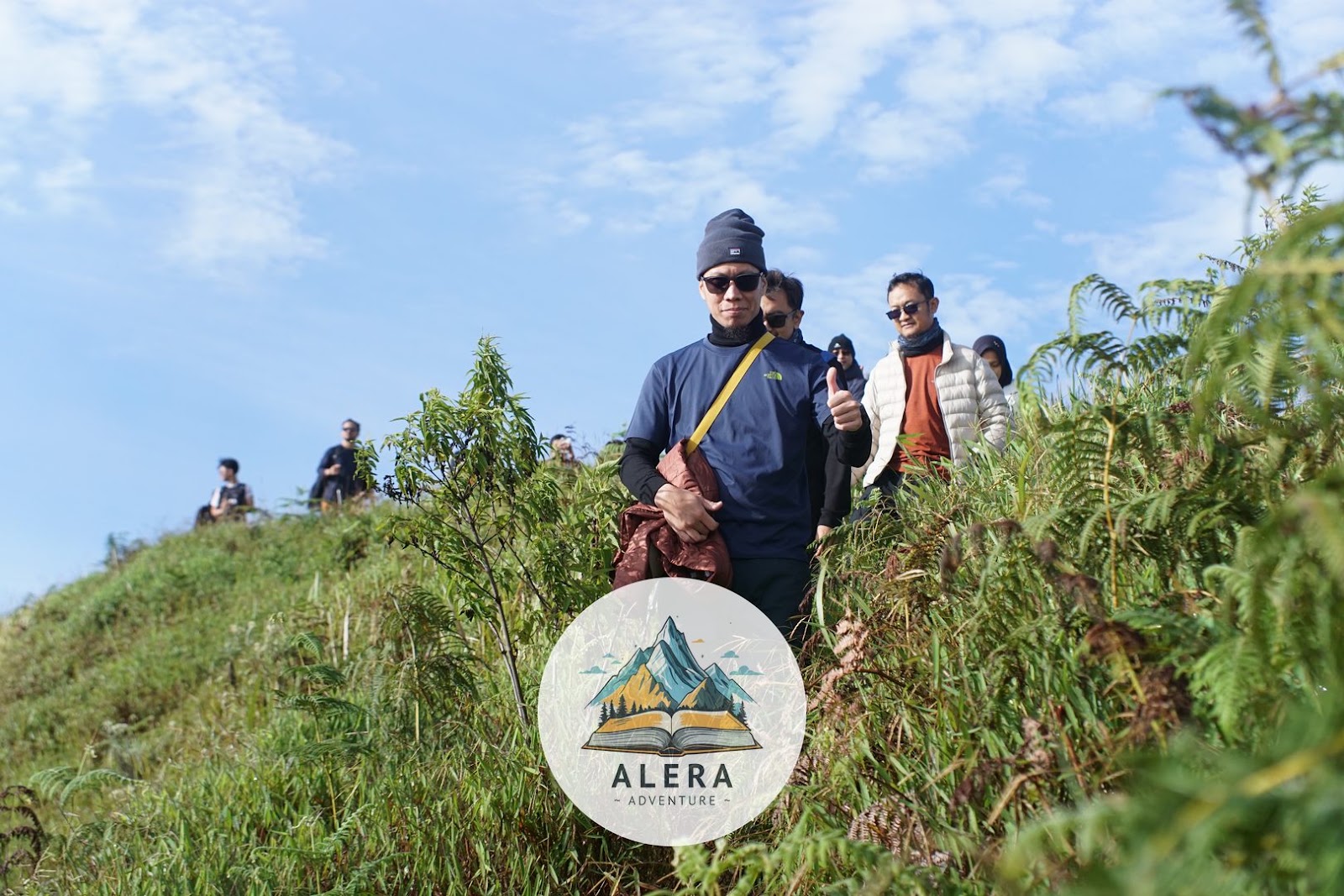 Pendaki memakai pakaian tebal, topi, dan sarung tangan untuk mencegah hipotermia di gunung bersalju