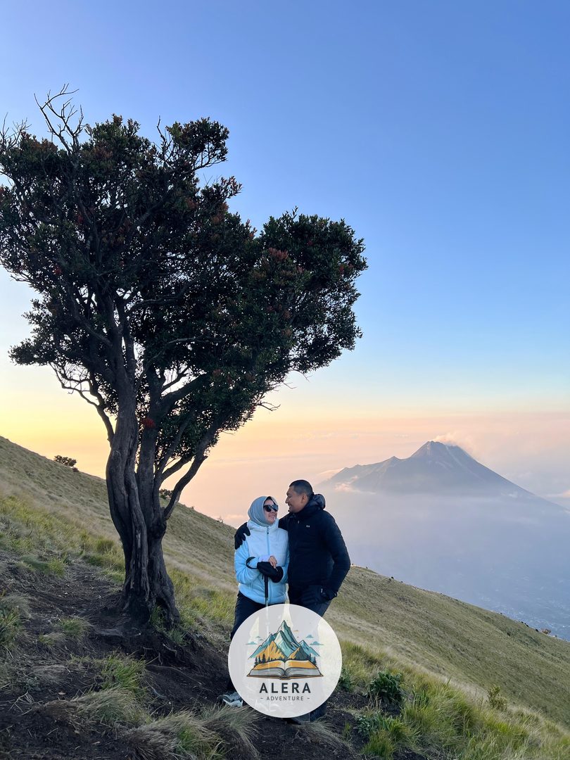Pendaki mengenakan jaket tebal dan peralatan hiking lengkap di tengah cuaca dingin pegunungan