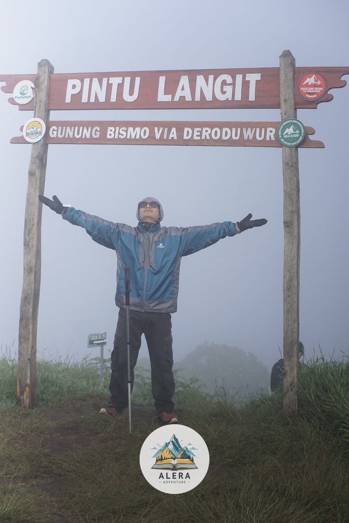 Pendaki menjaga lingkungan dengan menerapkan Leave No Trace