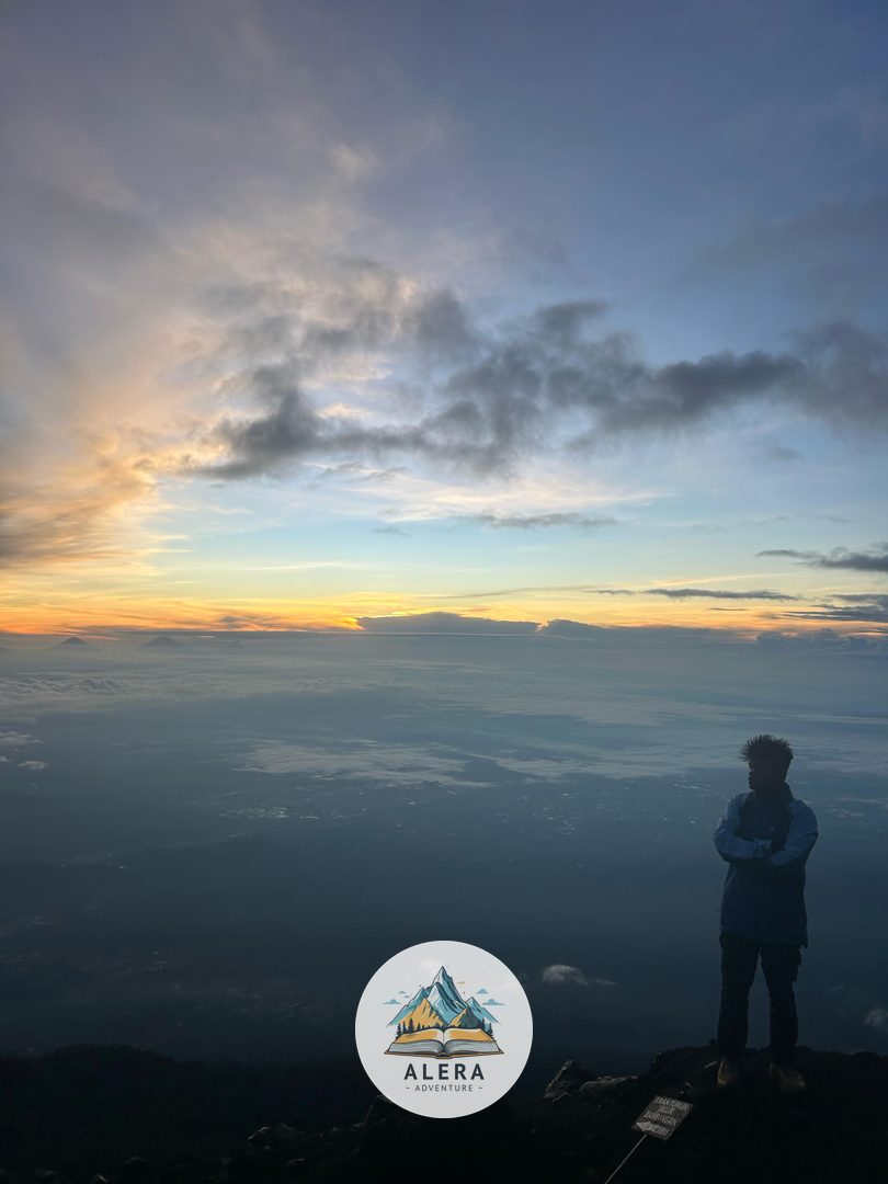 Pendaki mengumpulkan sampah plastik di jalur gunung