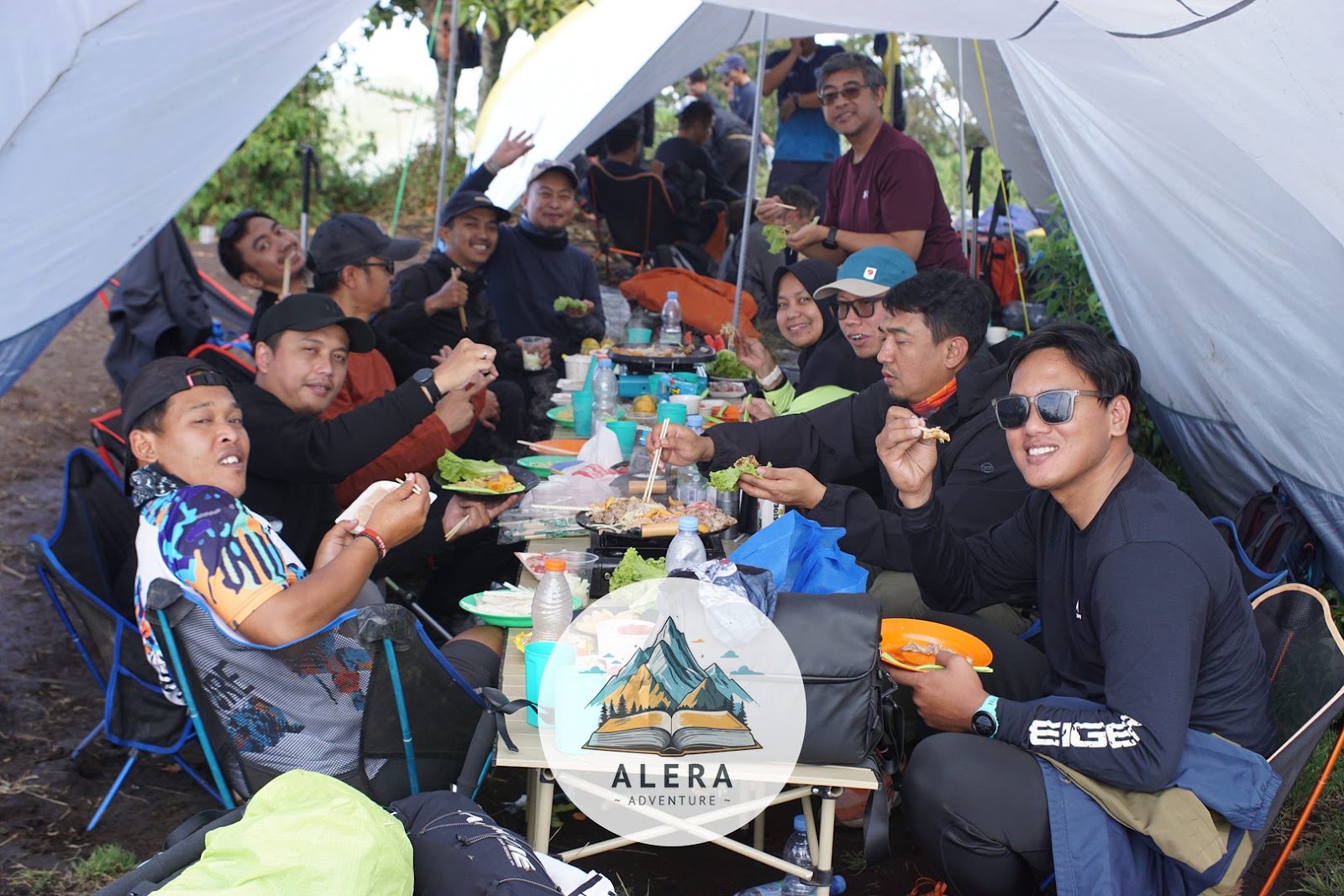 Pendaki menyiapkan perlengkapan ramah lingkungan sebelum naik gunung