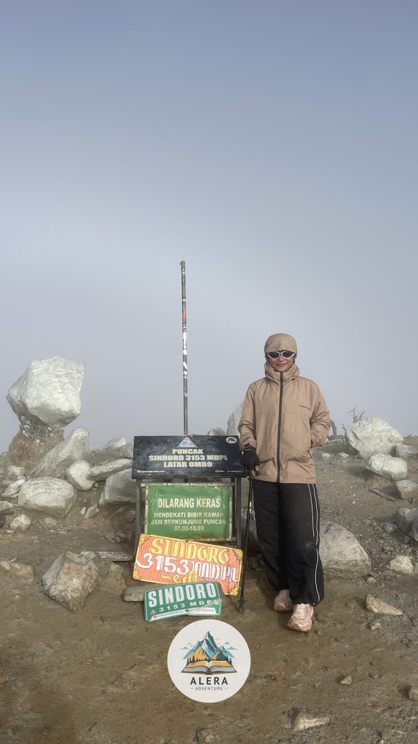 Pendaki menapaki jalur tangga batu Cemoro Sewu Gunung Lawu yang menantang