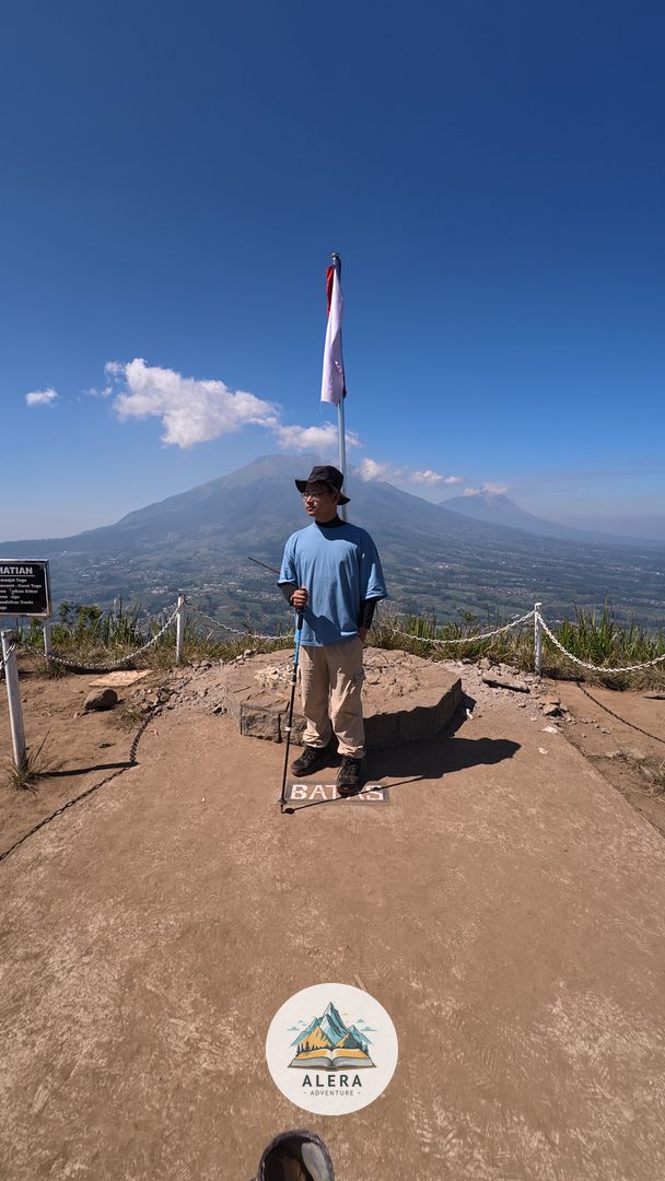 Pendaki menikmati pemandangan sabana di jalur pendakian Gunung Lawu via Cemoro Kandang yang lebih landai