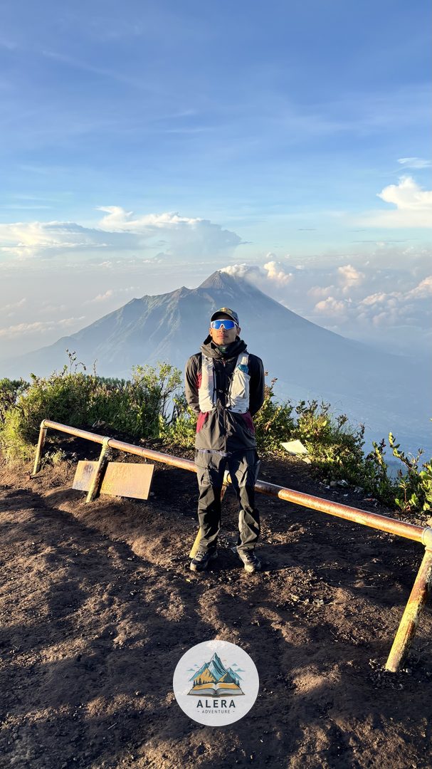 Jalur pendakian Gunung Sumbing via Garung yang terbuka dan terik