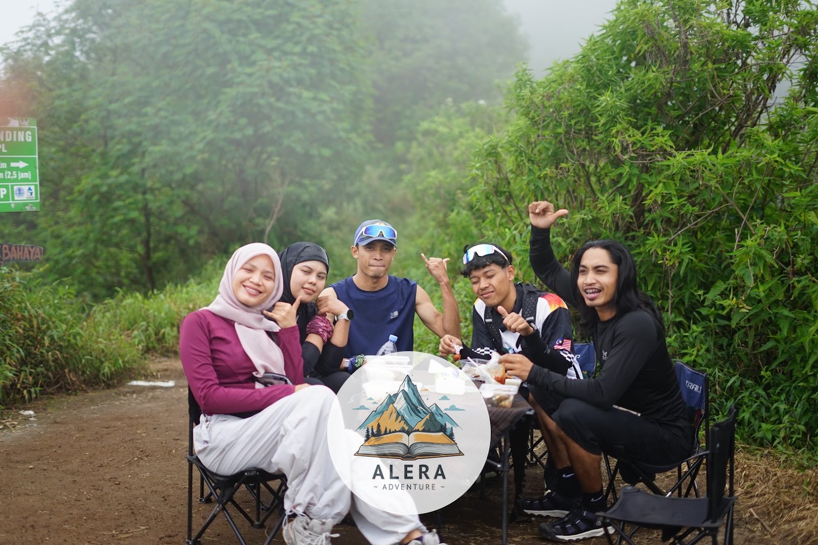 Pendaki melewati karakteristik trek bebatuan dan debu di Gunung Slamet via Bambangan