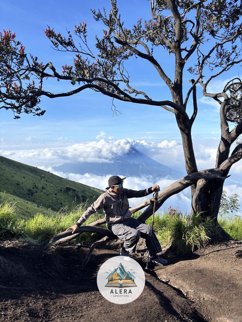 Sepatu gunung dan gaiter untuk menghadapi debu dan bebatuan di Gunung Slamet